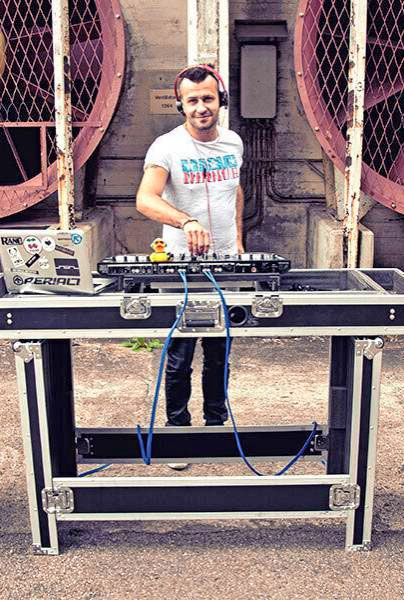 Für Sommerfeeling pur sorgt DJ Nachtrocker auf dem Kirchplatz.