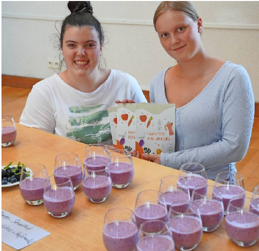 Lucia Gallego (links) und Jennifer Ferenz haben mit leckeren Beeren-Smoothies für ihre Broschüre „Frühstück mal anders“ geworben.
