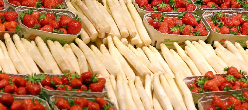 Mit dem Frühling kommen auch wieder Erdbeeren und Spargel frisch vom Feld. Sie sind ein unschlagbares kulinarisches Duo. Ihre Saison reicht von Mai bis Juni.