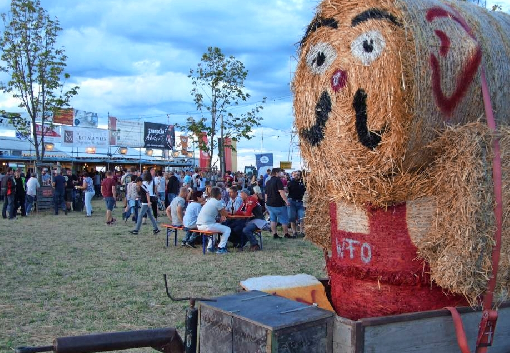 Das legendäre Strohballen-Männle wird zu Beginn durch den Ort gezogen und begrüßt dann am Eingang drei Tage lang die Gäste. Foto: privat