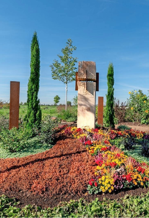 Friedhofsgärtner sorgen im Auftrag für eine ansprechende und jahreszeitlich passende Grabgestaltung.
