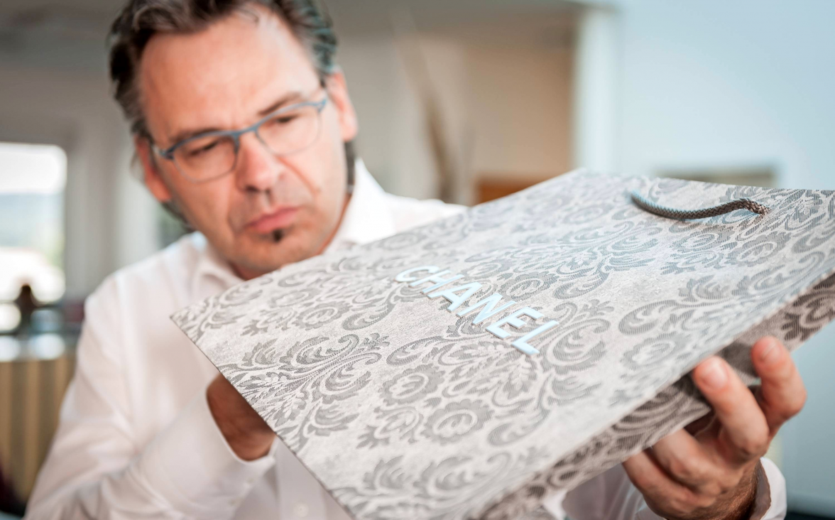 Volker Riedle bei der Qualitätskontrolle: Dem prüfenden Blick des „Papioniers“ entgeht nichts. Tragetaschen müssen beim Benutzer Wirkung erzeugen, ist er überzeugt. Fotos. Bags by Riedle