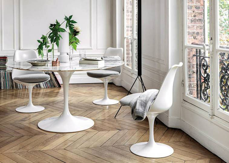 Renommierte Marken wie Knoll - hier Tulip Table und Chairs - gibt's im performa Concept Store.