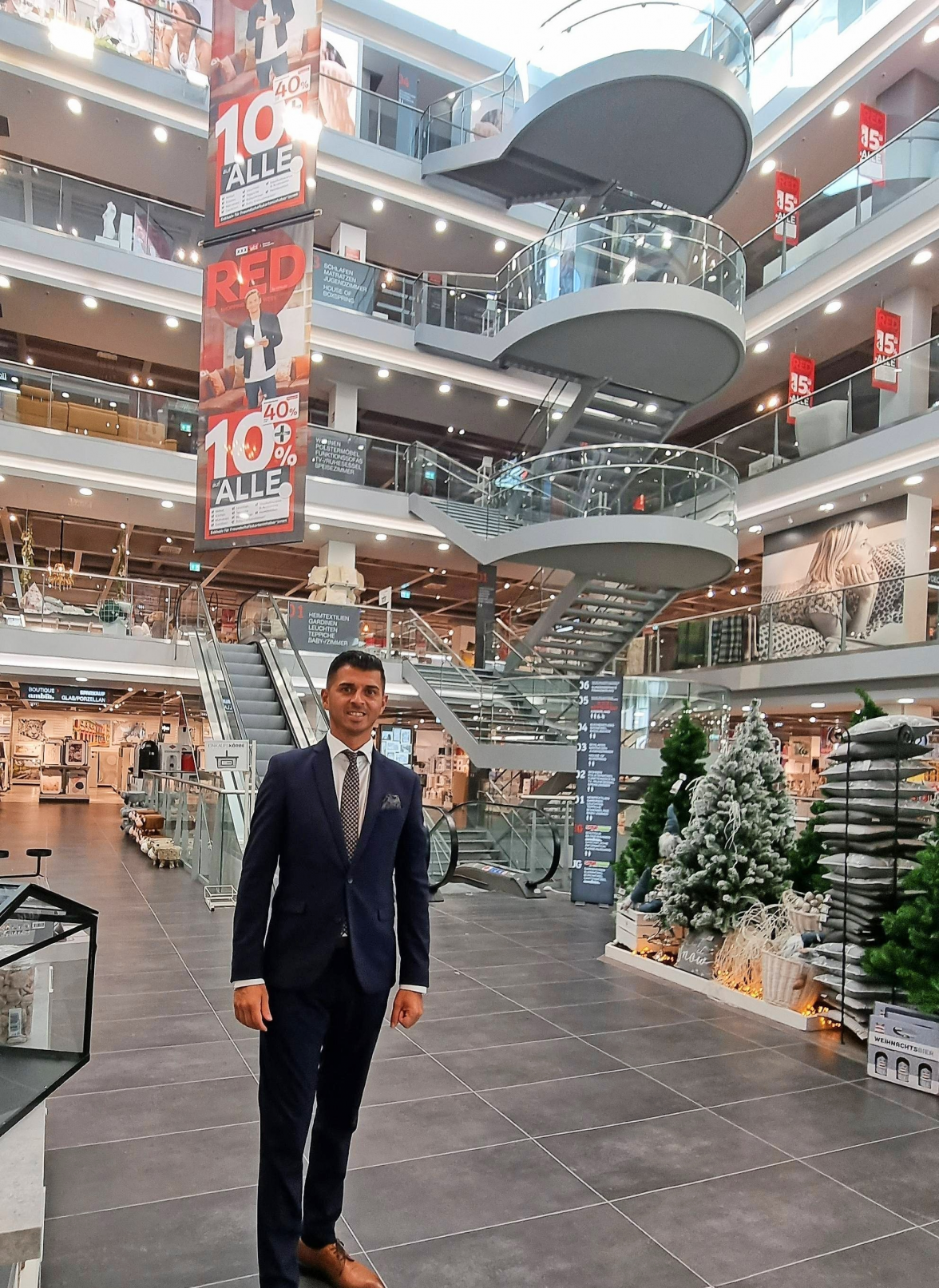 Herzlich willkommen: Hausleiter Zein Hussein kann den Kunden von XXXLutz Bierstorfer Heilbronn einiges bieten. Foto: XXXLutz