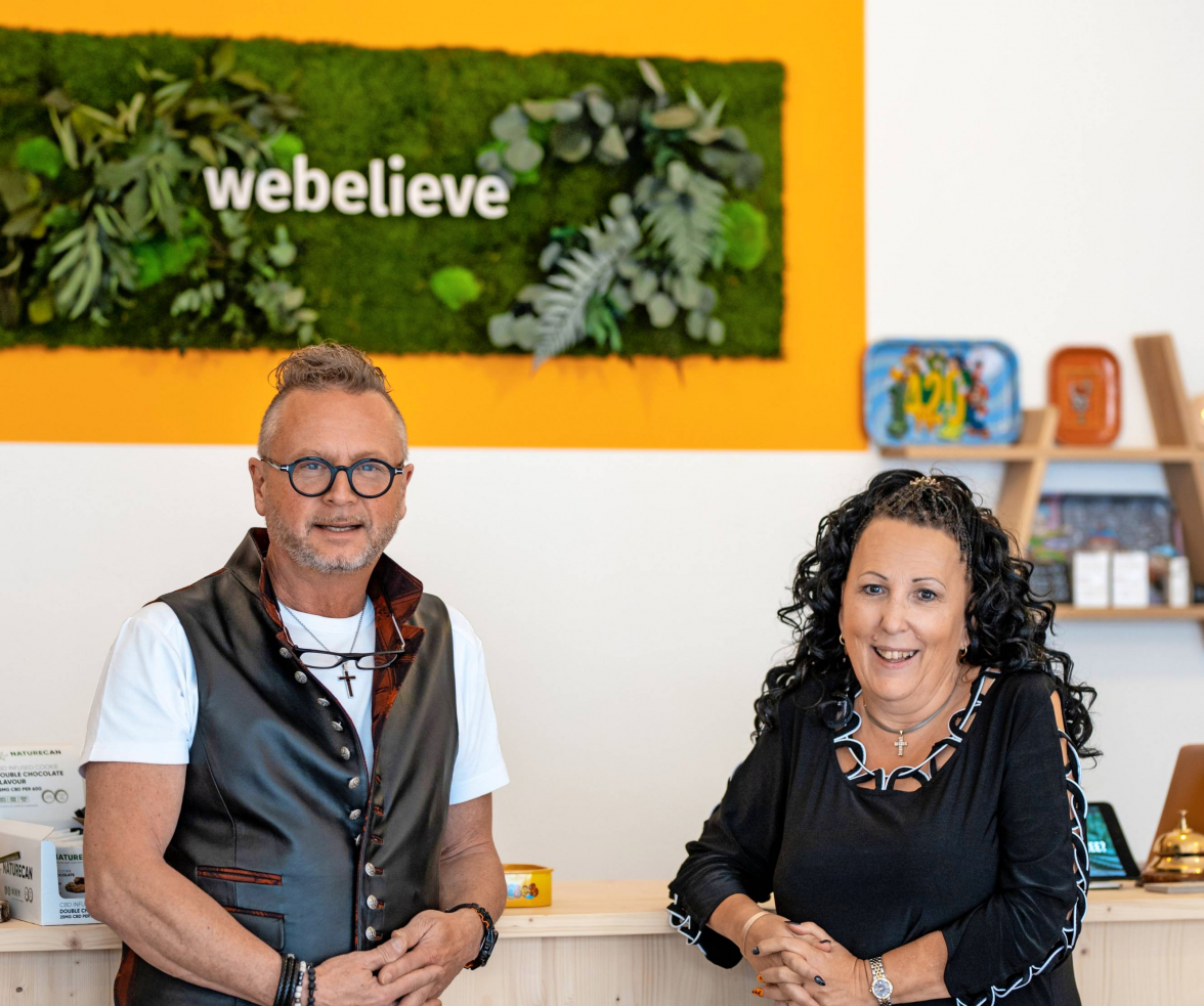 Jürgen ist Pionier in Sachen Hanf in Heilbronn. Ihm steht Store Managerin Silvia zur Seite. Foto: Rubicon nature