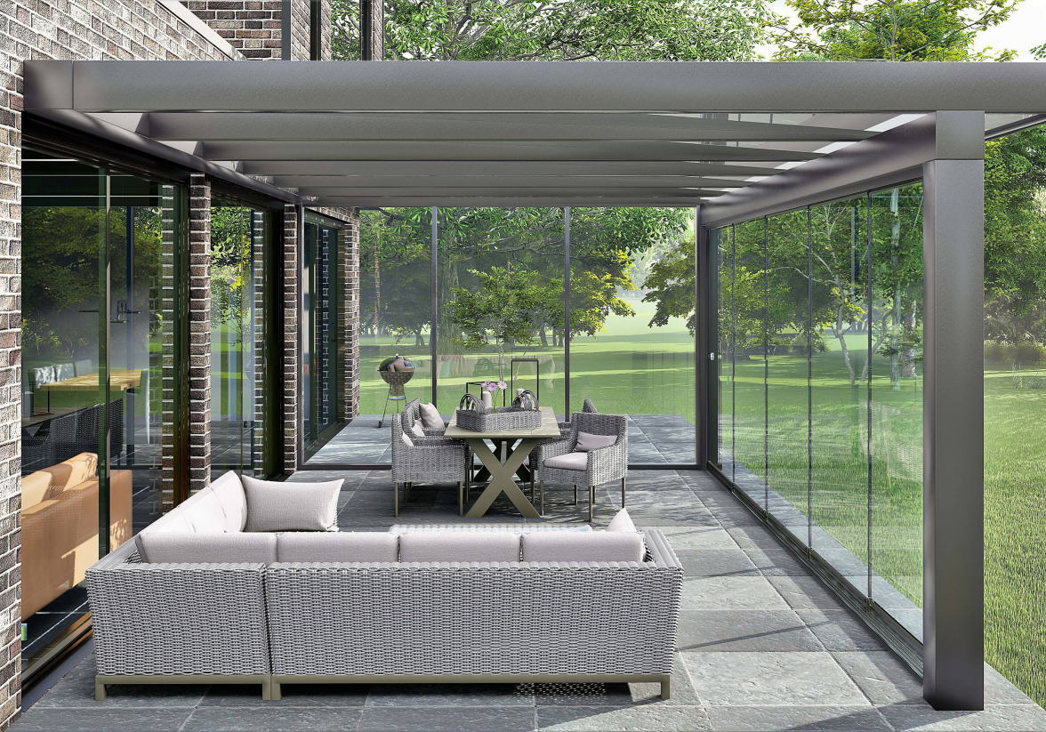 Mit Überdachungen von Aylux seitlich offen (links) oder mit Schiebewänden wird die Terrasse zum witterungsunabhängigen Wohnzimmer im Freien. Foto: Lewens