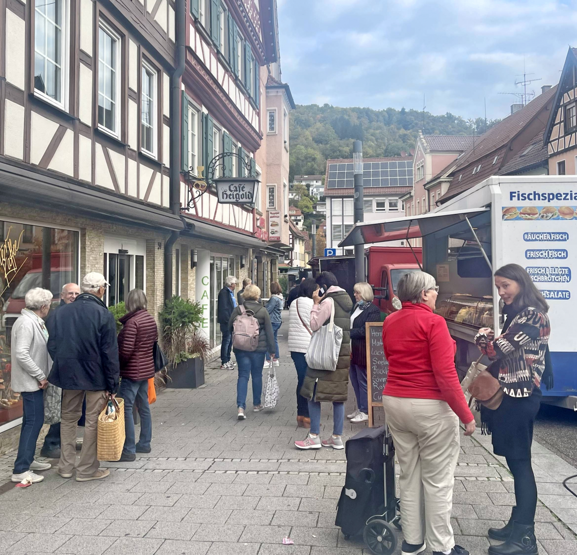 In der Künzelsauer Innenstadt laden vielen inhabergeführte Geschäfte und der regelmäßig stattfindende Markt zu einem Bummel ein. Foto: Ute Böttinger
