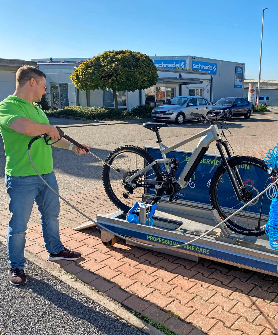 Die neue E-Bike-Waschanlage ist gründlich und nachhaltig.