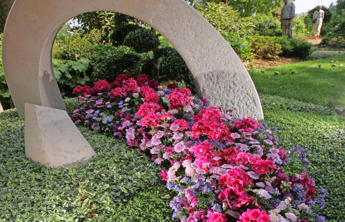 Auch für außergewöhnlichen Blumenschmuck sorgen die Gärtnerbetriebe bei der professionellen Grabpflege. Foto: Archiv/Hollemann