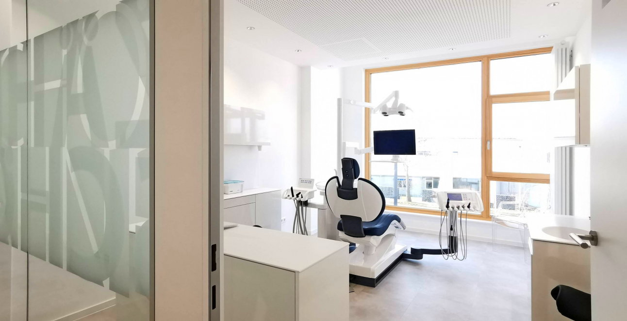 Hell, freundlich und lichtdurchflutet sind die Räume im neuen Gesundheitszentrum. Hier ein Blick in die Praxisklinik Jeggle Zeidler. Foto: privat