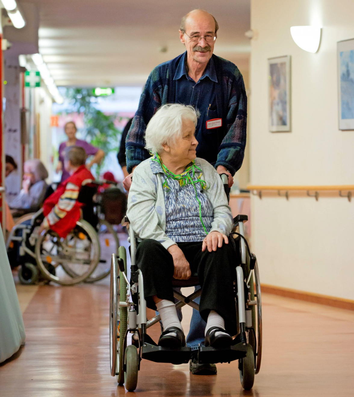 Nicht nur jüngere Menschen melden sich für den Bundesfreiwilligendienst. Auch Ältere können sich dort sozial engagieren.
