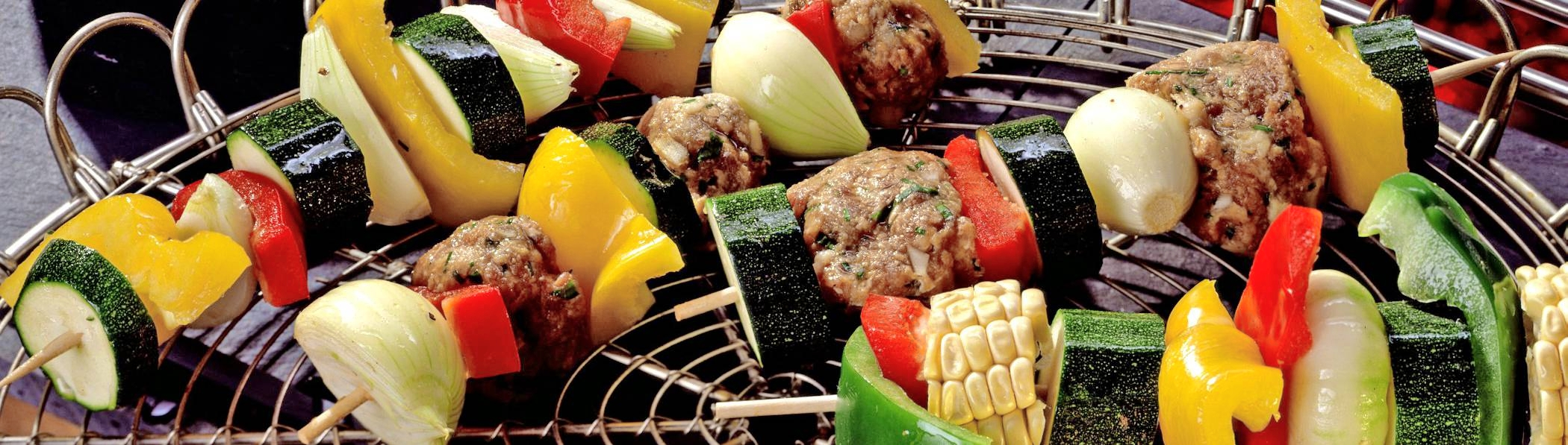In einem bunten Grillspieß schmeckt Fleisch noch besser. Fotos: dpa