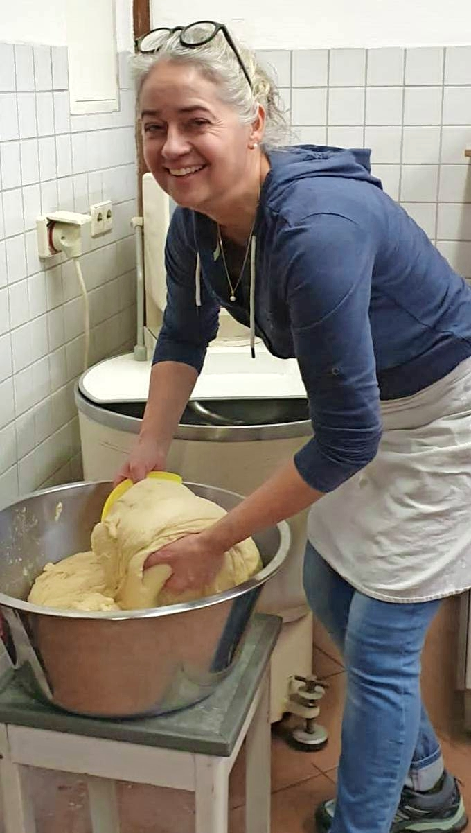 Ulrike Müller beim Teigkneten im Backhaus. Foto: privat
