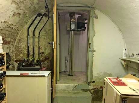 Vorher und nachher: Seitlich eindringende Feuchte setzte diesem Keller in Künzelsau zu. Eine Innenabdichtung schuf Abhilfe.