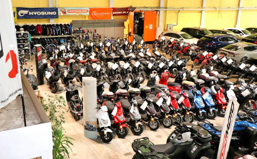 Im Autohaus Spies im Norden Heilbronns sind mehr als 200 Motorroller, Mopeds und Motorräder vorrätig. Fotos: Daniel Hagmann