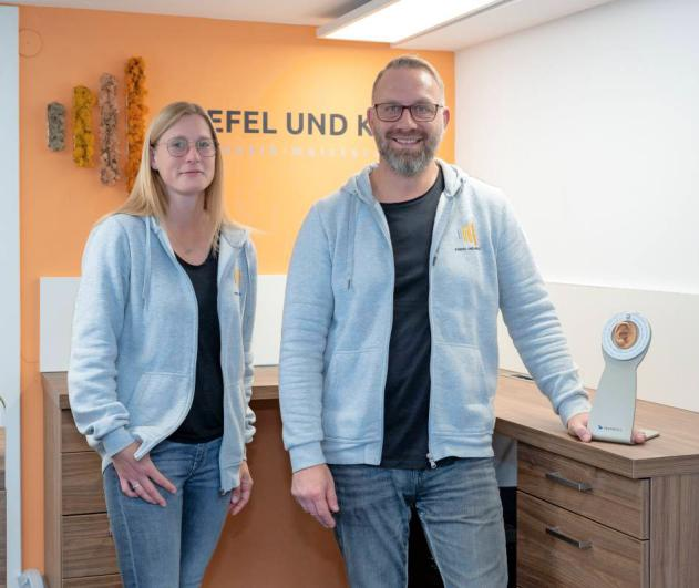 Thorsten Stiefel und Nadine Titulenko sind in Künzelsau Ansprechpartner für die Kunden. Ayla Krist und Chris Stiefel beraten am Standort in Öhringen.