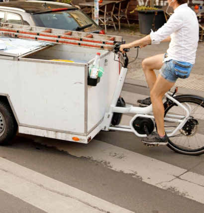 Ist das neue Zuhause vom alten nicht allzu weit entfernt, ist ein Lastenrad ein sinnvolles Transportmittel. Foto: Carsten Koall/dpa