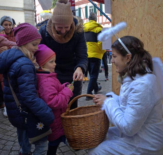 Kleine Besucher werden vom Weihnachtsmann und seinen Engeln mit süßen Überraschungen verwöhnt.