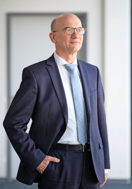 Dirk Döllner, Geschäftsführer von ARNOLD Umformtechnik (li.), und Lukas Schmieg, Leiter des neuen Standorts im Gewerbegebiet Rauhbusch.