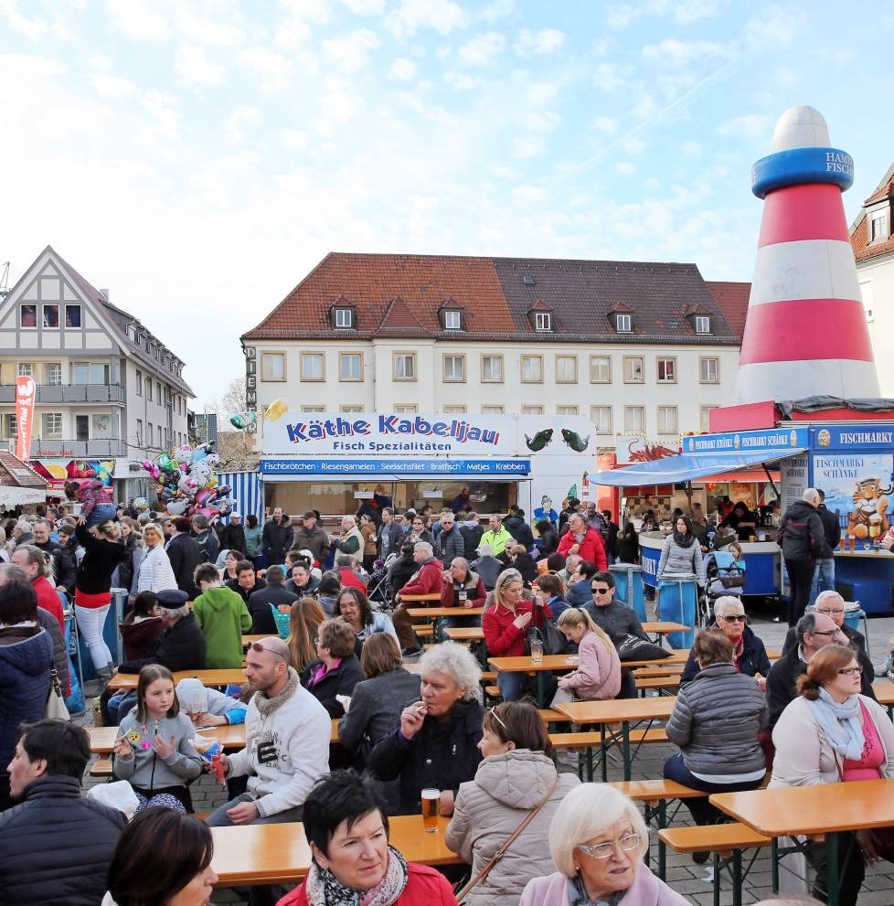 Beim Hamburger Fischmarkt können Besucher auf dem Neckarsulmer Marktplatz Spezialitäten verkosten. Foto: Archiv/Veigel