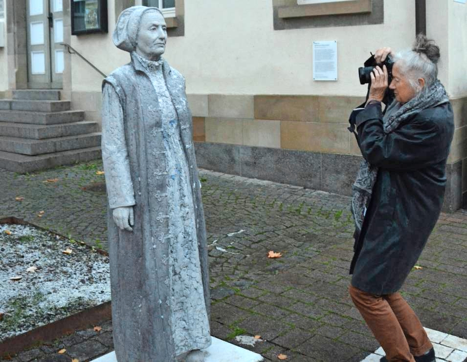 Leonore Welzin vor der Statue der Keplerin in deren Geburtsort Eltingen fragt am Donnerstag, 7. März, „Einmal Hexe, immer Hexe?“