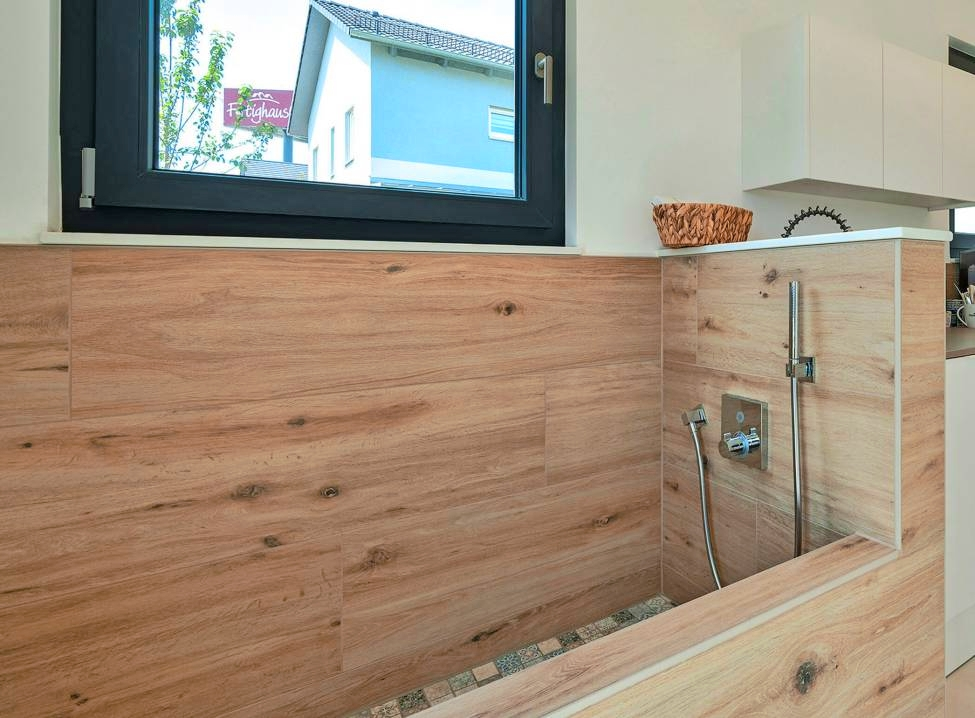 Tierischer Wellnessbereich: Eine Hundedusche im Haus hält das Badezimmer sauber. Foto: BDF/Schwabenhaus GmbH