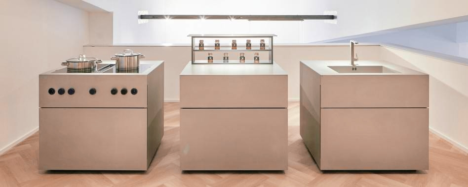 Neben Küchen finden Kunden auch Designmöbel. Fotos: B. Armbruster