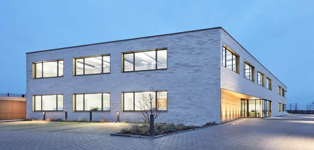Arbeiten in angenehmer Atmosphäre: das von Müller Architekten entworfene Bürogebäude der Zimmermann und Becker GmbH. Foto: Dietmar Strauß/Besigheim