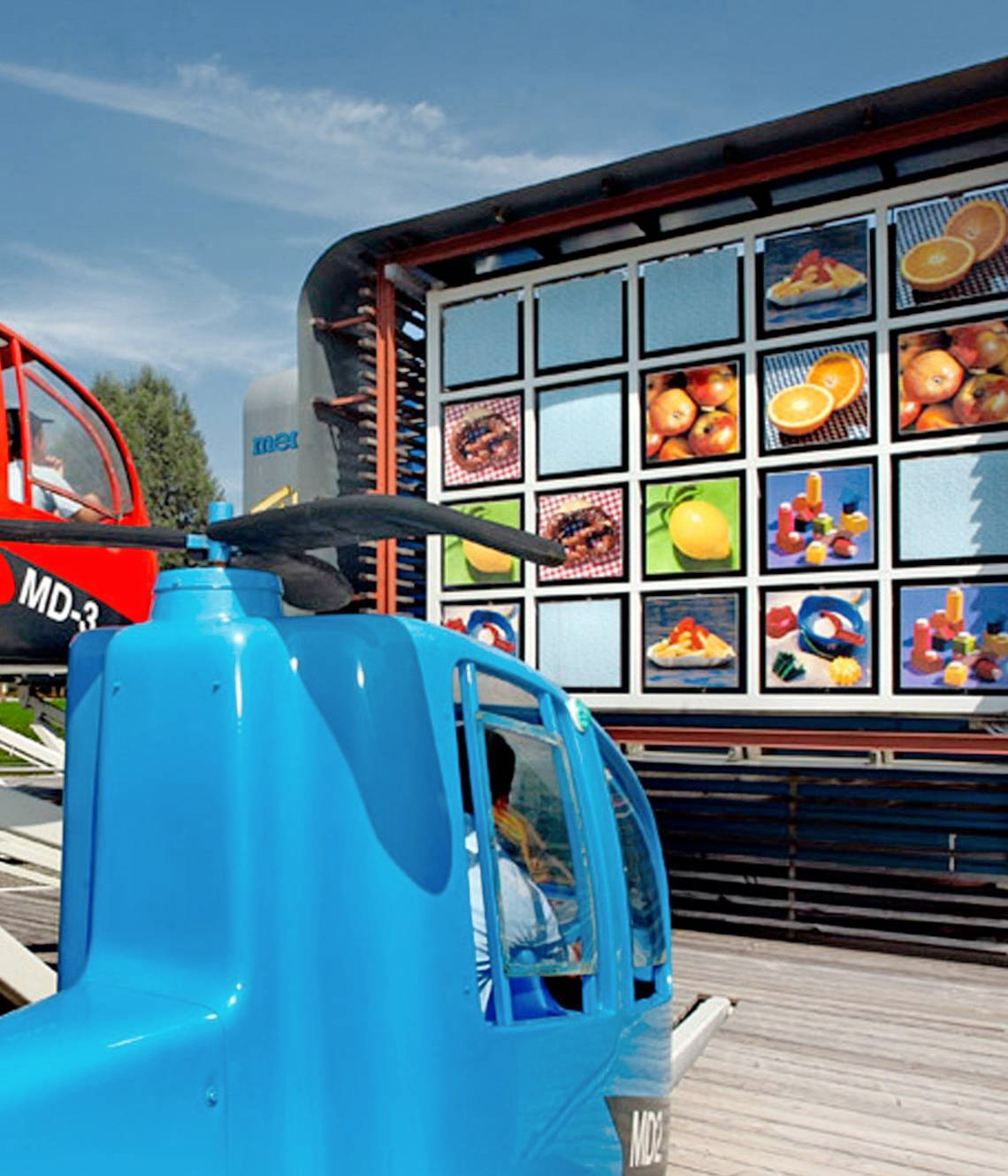Wie wäre es mit Helikopter-Memory? Im Ravensburger Spieleland ist das eine der Attraktionen für Kinder. Fotos: dpa