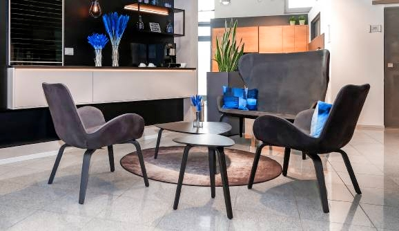 Eine neue Lounge lädt die Röck-Kunden zum gemütlichen Verweilen ein.