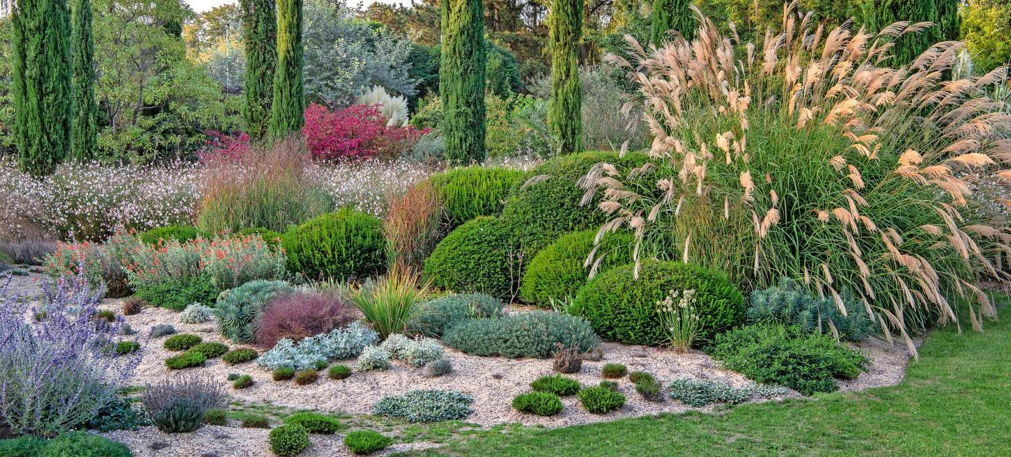 Weg vom Rasen, der im Sommer vertrocknet, hin zu trockenheitsverträglichen Pflanzen und Sandmulch. Auch so lässt sich einem alten Garten ein neues, pflegeleichtes Ambiente verleihen. Fotos: dpa