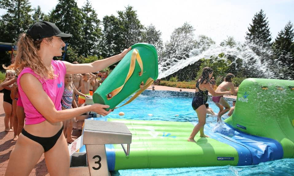 Feuchtfröhlich geht es wieder bei der Schools-out-Party am Donnerstag, 25. Juli, im Güglinger Freibad zu. Foto: Archiv/Müller