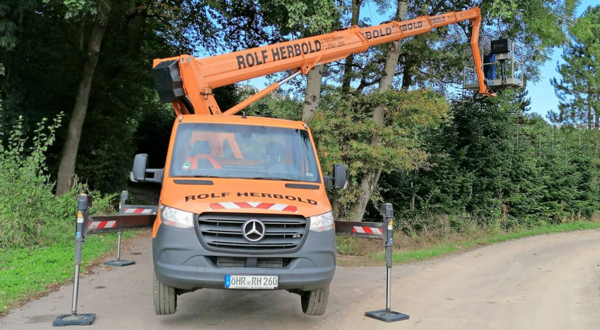 So gelingen beispielsweise Arbeiten an Dächern oder an hohen Bäumen.