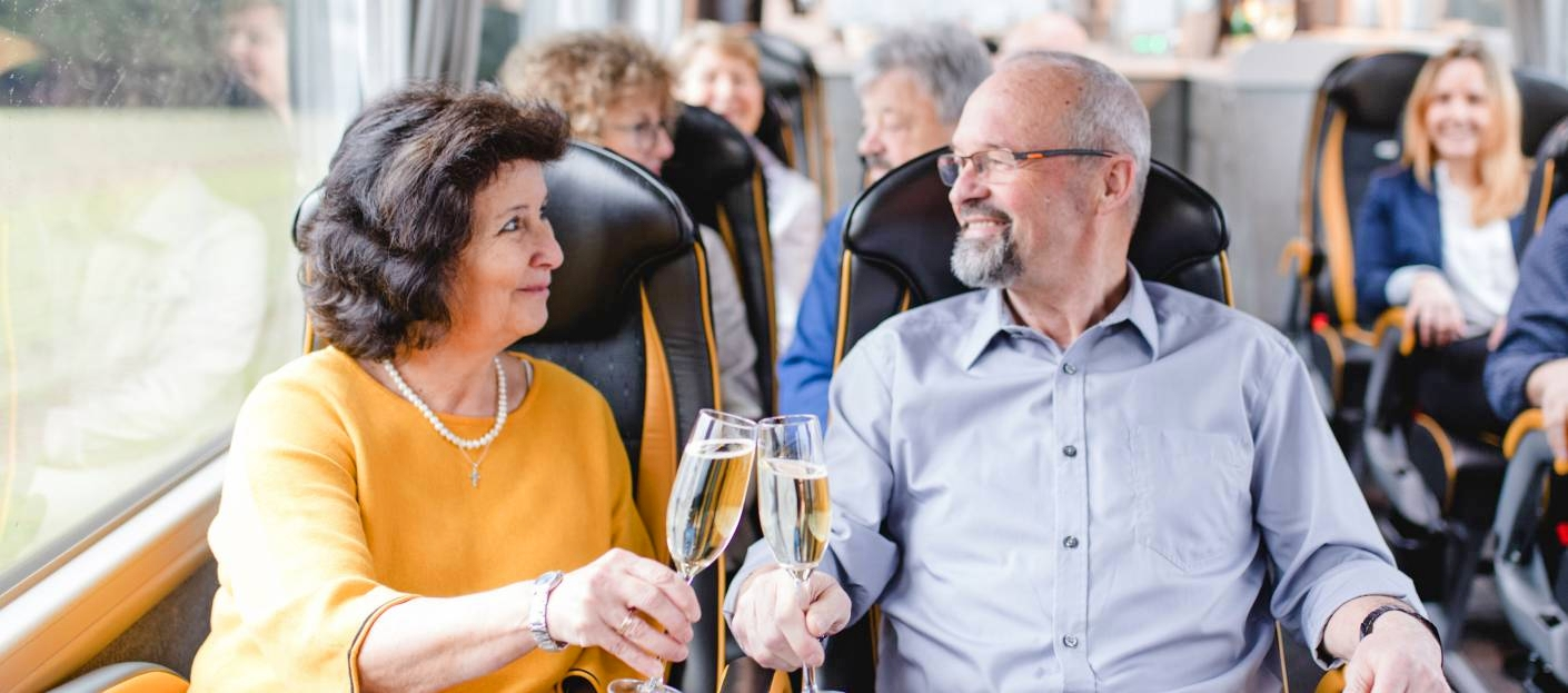 Ob Espresso, ein leckerer Snack oder ein Gläschen Sekt: Der Bordservice macht die Urlaubsfahrt mit GRIMM Reisen zu etwas ganz Besonderem. Fotos: privat