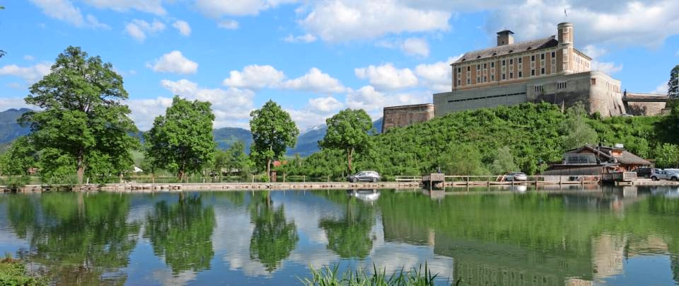 Am Beispiel von Schloss Trautenfels: Die Blicke vom Radweg aus sind oft wunderschön. Fotos: dpa
