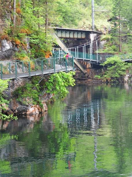 Am Hallstätter See führt der Radweg über einen Steg.