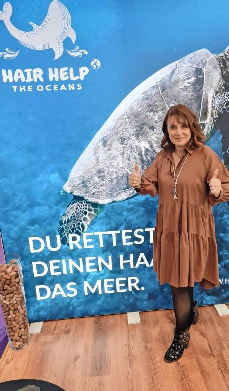 Anke Merkers Eulenspiegel-Salon ist Partner der Aktion „,Hair Help The Oceans“. Foto: privat
