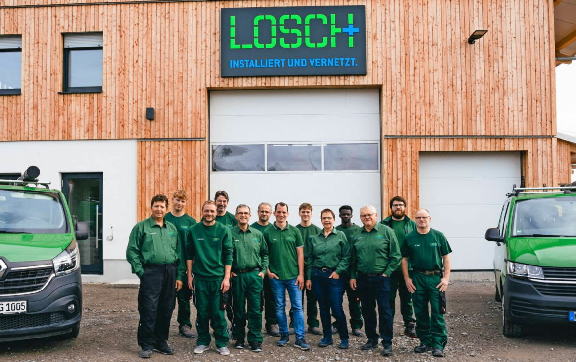 Das Losch-Team steht für kompetente Installationen und Vernetzungen von Elektro- und Telekommunikationstechnik. Lukas Losch (vorne Mitte) führt die Firma in der dritten Generation. Fotos: privat