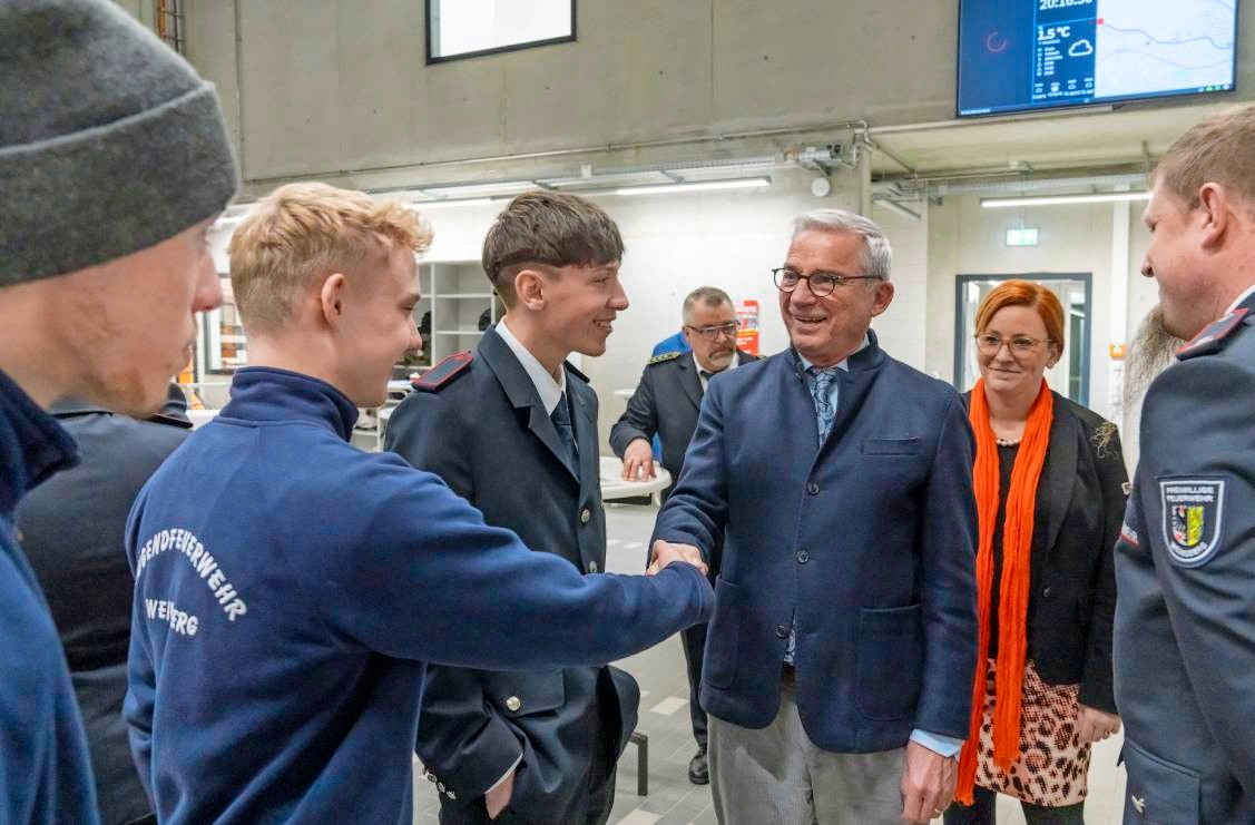 Bei der Einweihung des Feuerwehrhauses unterhielt sich Landesinnenminister Thomas Strobl (2.v.re.) mit Mitgliedern der Jugendfeuerwehr.