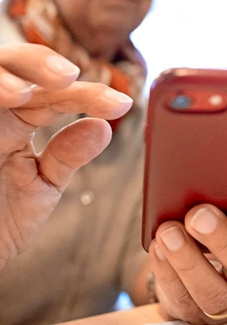 Für viele eine Herausforderung: das Smartphone. Foto: Lukas Barth/dpa
