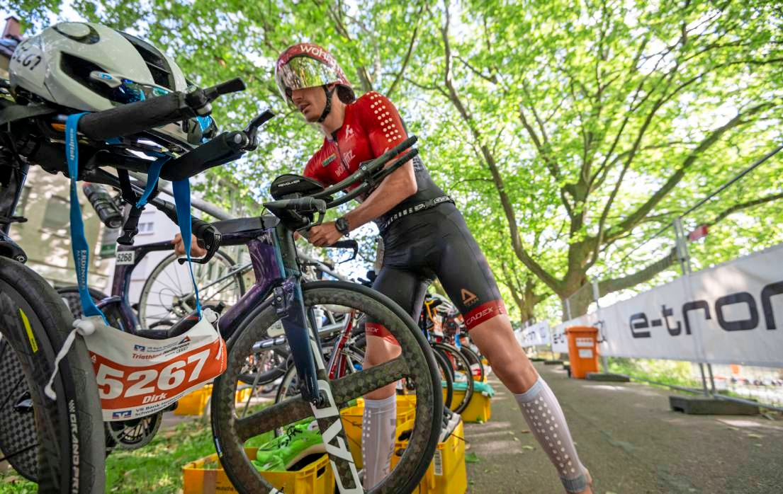 In der Wechselzone geht es für die Athleten raus aus dem Neckar und rauf aufs Rad - für die Zuschauer eine optimale Gelegenheit, die Sportler zu beobachten.