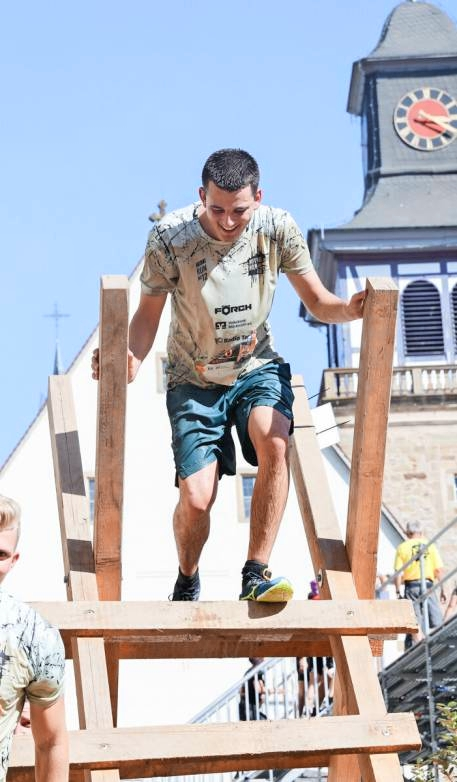 Zuweilen geht es auch hoch hinaus beim Hindernislauf.