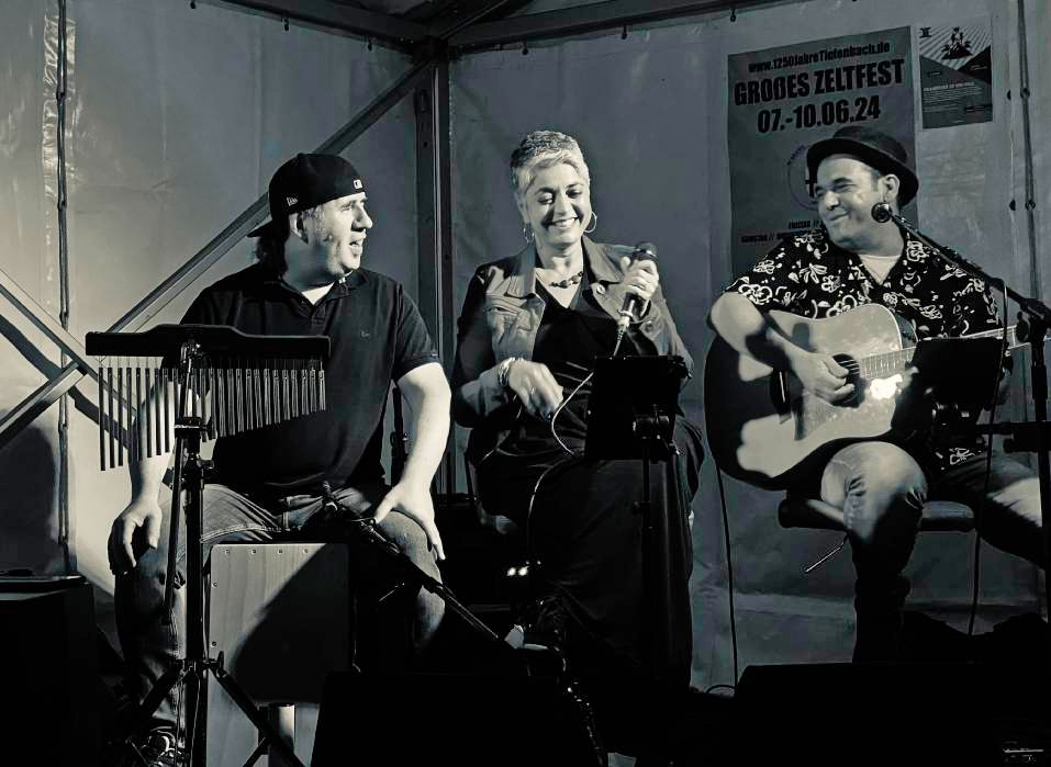 Die Band Couchgesang verwöhnt die Ohren mit genialem Sound und mitreißenden Songs auf der Bühne am Lindenplatz.