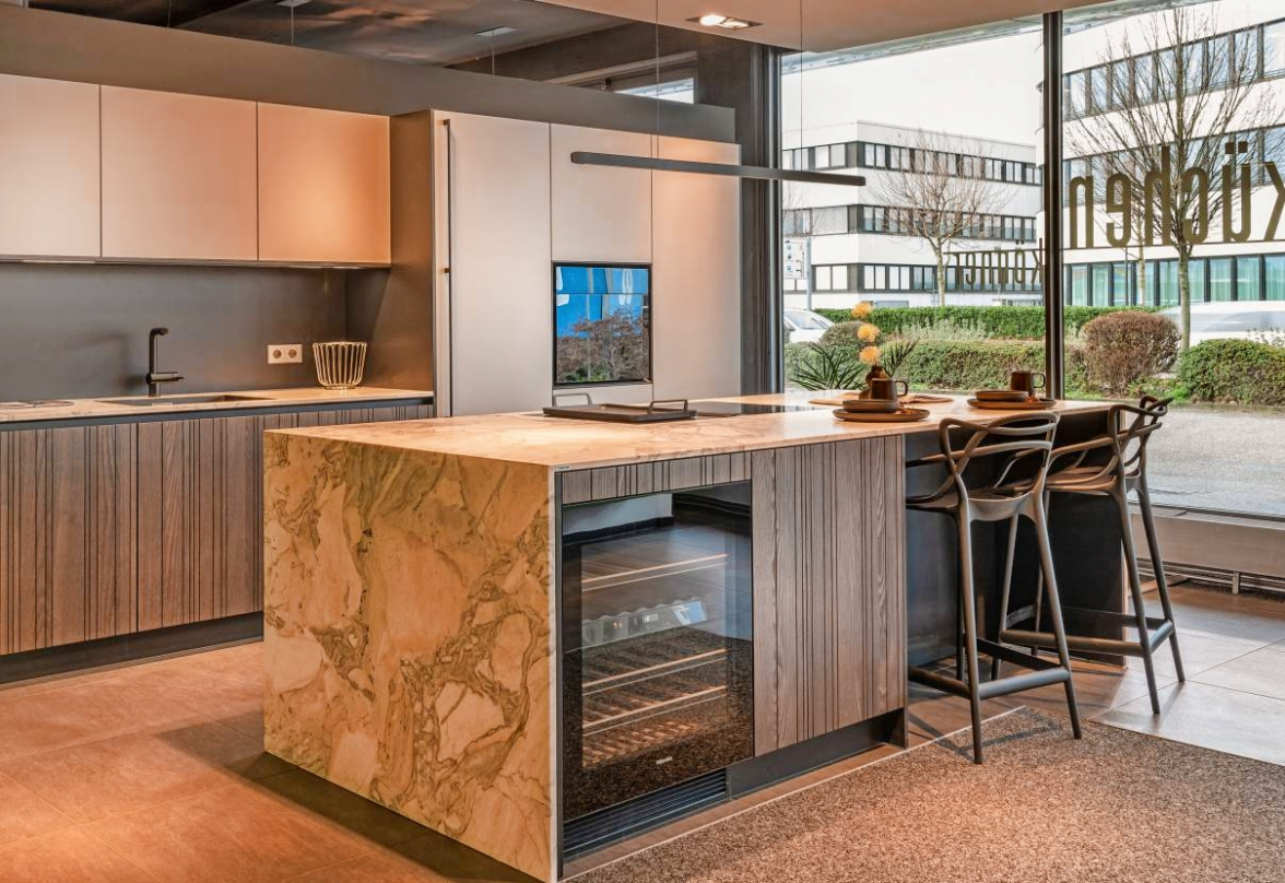 Perfekte Funktionalität trifft auf individuelles Design und die Trendfarbe Beige: Küchen der Firma Leicht gehören zum Sortiment des Neckarsulmer Familienunternehmens.