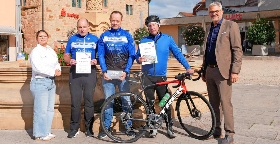 Die erfolgreichsten Teilnehmer: (v. I.) Klimaschutzmanagerin Hikmet Culpan, Markus Lustig und Teamkapitän Jirka Herzog vom RC Pfeil, Michael Engel, Spitzenreiter im Einzelradeln, OB Steffen Hertwig. Foto: snp