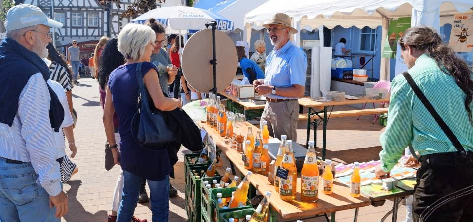In der Marktstraße und auf dem Rathausplatz reiht sich beim Naturparkmarkt Stand an Stand; im Deutschen Hof Kunsthandwerk. Foto: privat