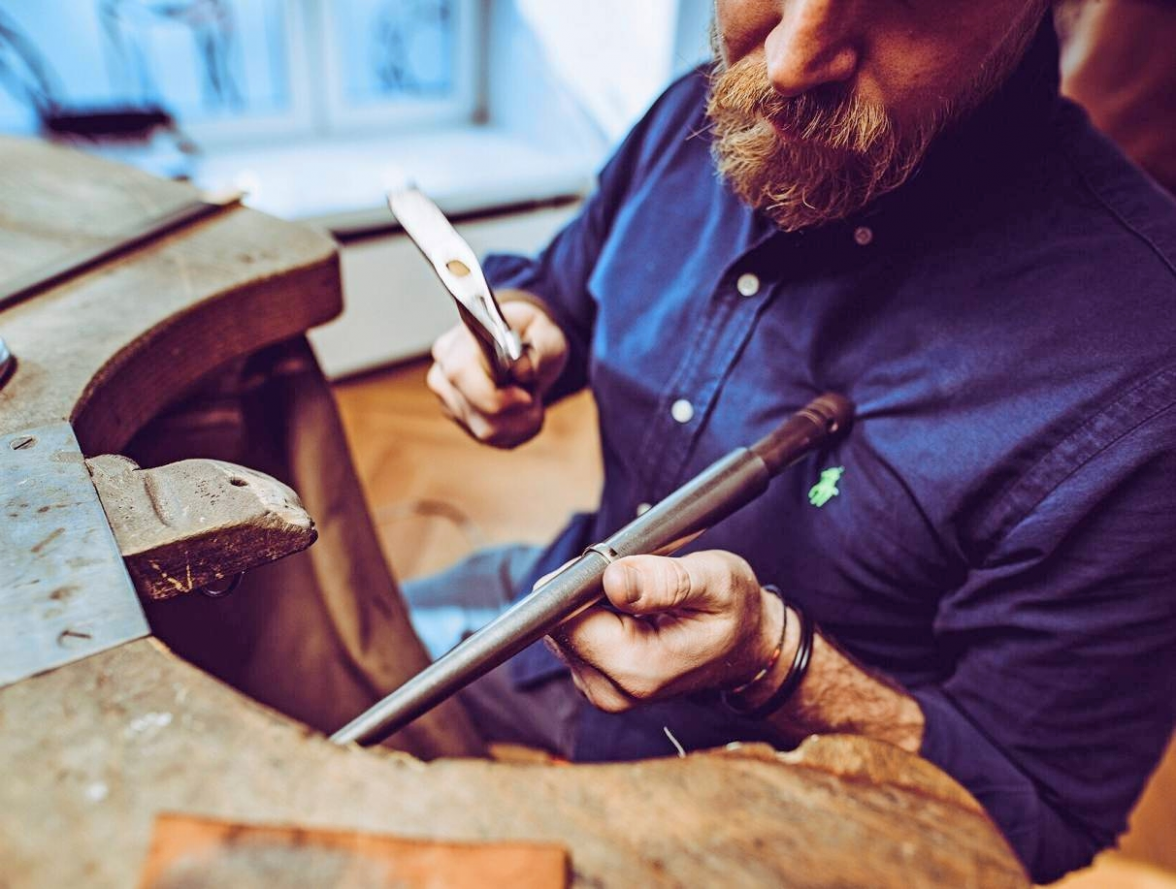 In der gläsernen Goldschmiedewerkstatt können Kundinnen und Kunden live verfolgen, wie filigrane Unikate entstehen. Foto: Hofman Fine Jewelry