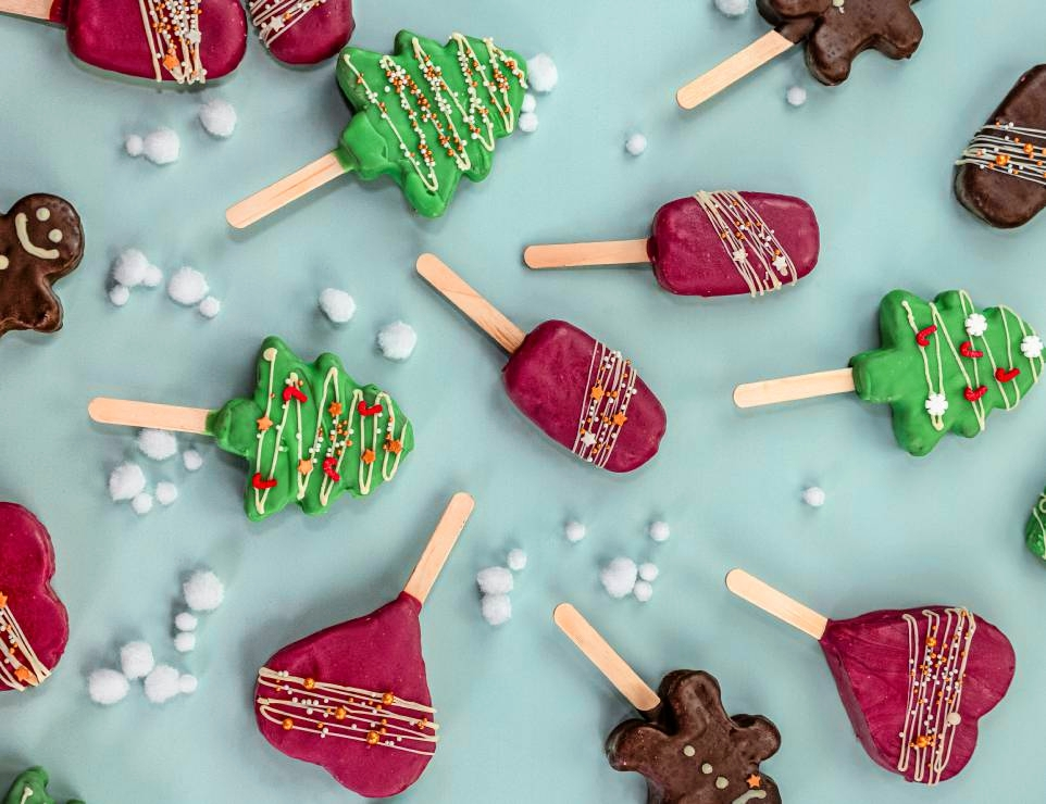 Die Cakesicles, kleine schokoladige Kuchen am Stiel, schmecken nicht nur lecker, sondern sind auch ein richtiger Hingucker.