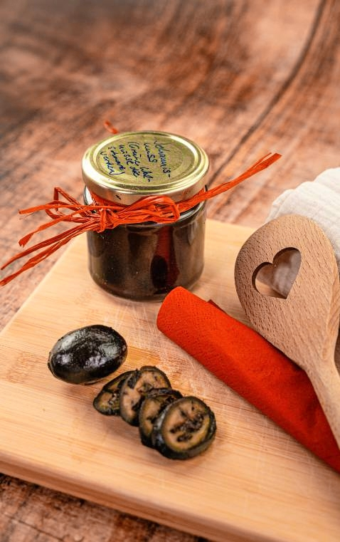 Schwarze Nüsse sind eine Spezialität und ein tolles Geschenk.