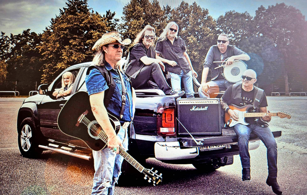 Für Stimmung sorgt auf der Dekanatsbrunnen-Bühne der Country-Sänger Patrick Simons & Band, da ist gute Laune garantiert.